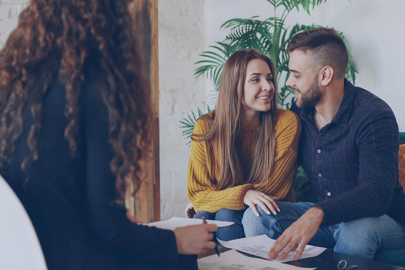 A mortgage professional explaining provider and loan choices to homebuyers